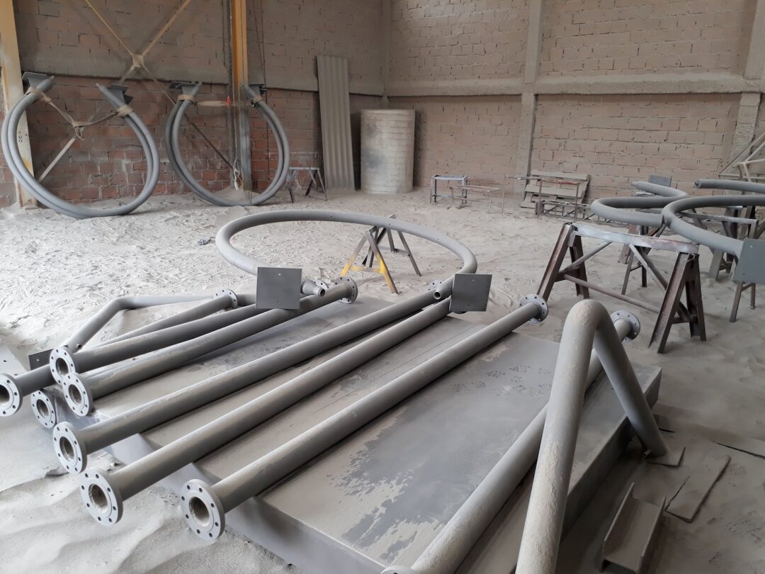 Tubos de acero doblados en el taller de Parques Acuáticos