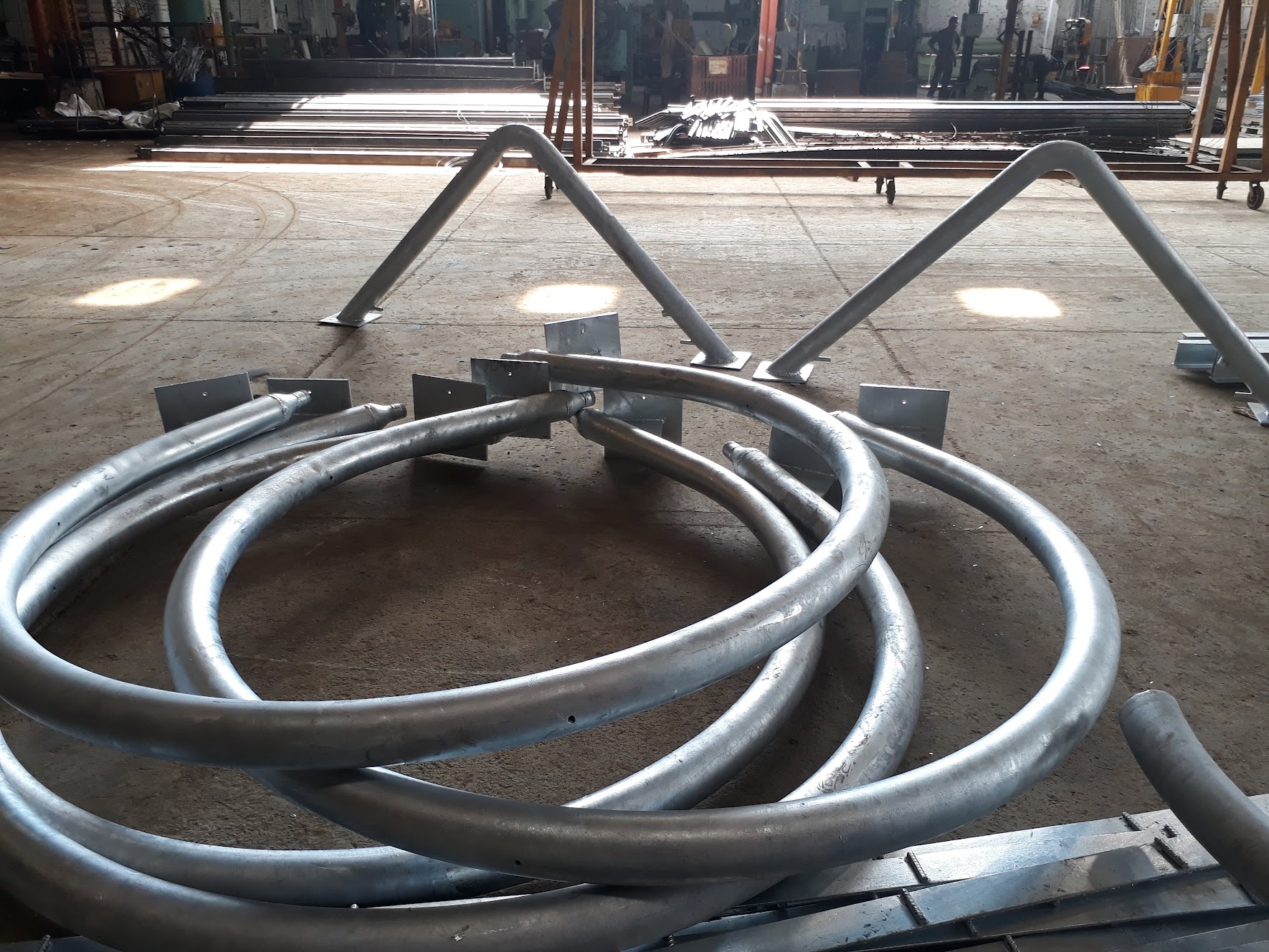 Arcos de tubo doblados en el taller