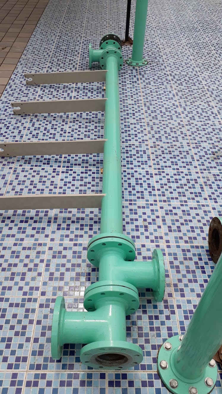 Juego acuático instalado sobre el piso del parque
