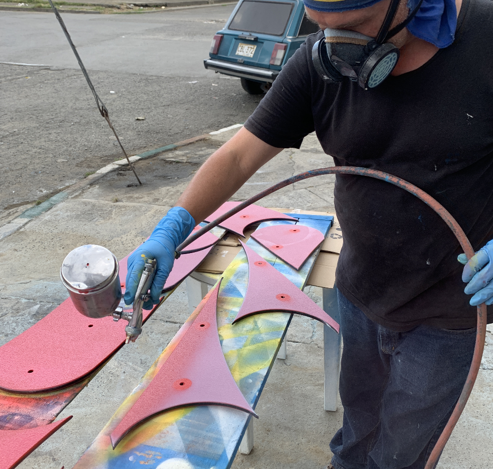 Aplicación de pintura sobre piezas de juegos acuáticos