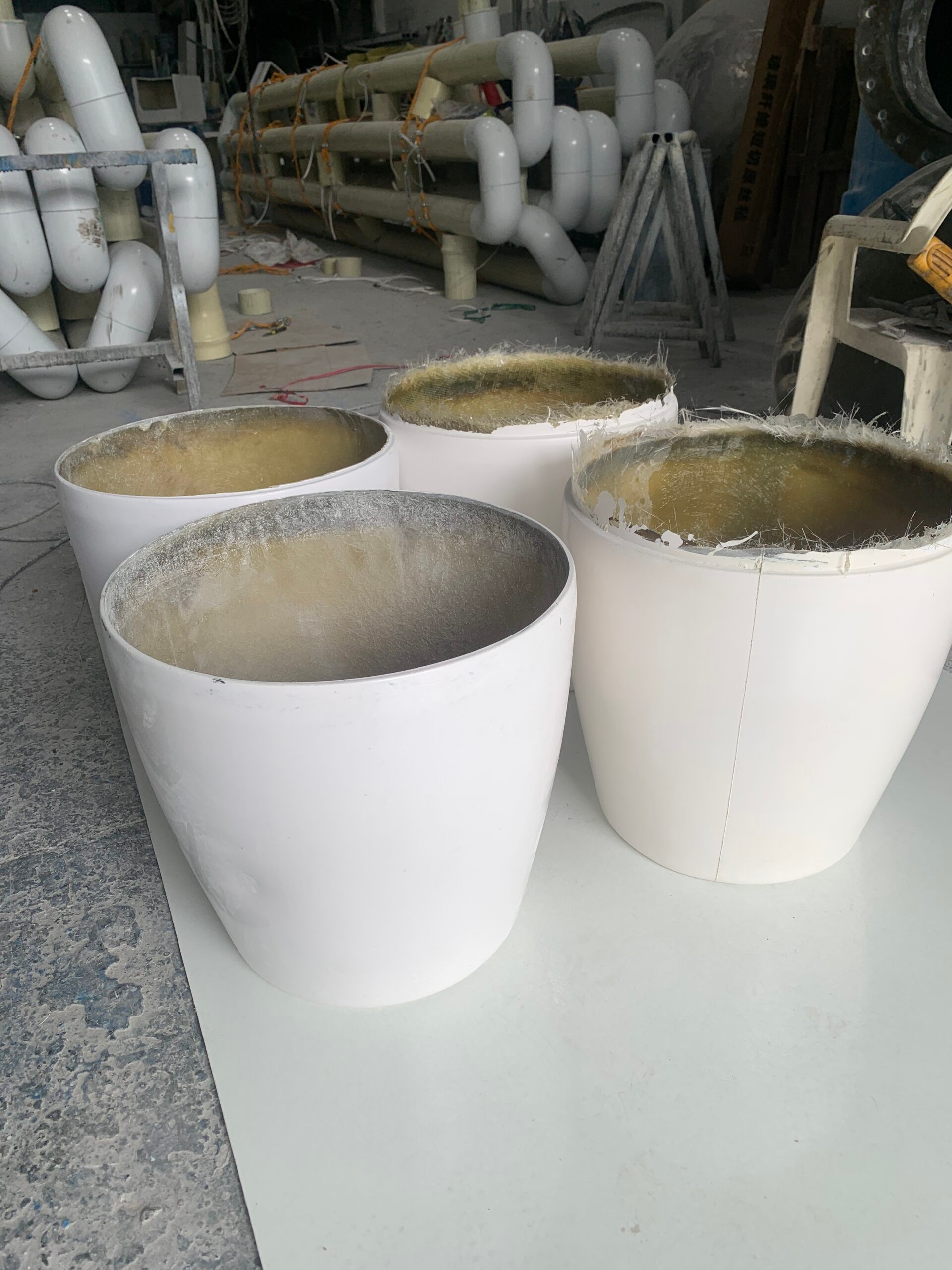 Piezas en fibra de vidrio terminadas antes del acabado