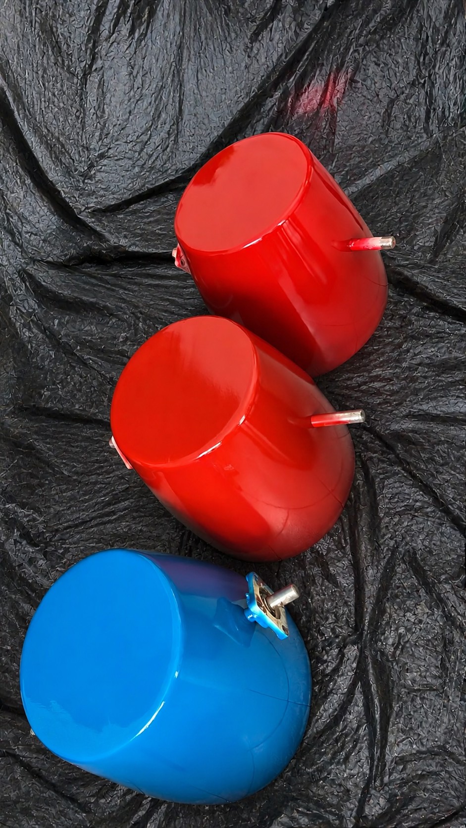 Baldes en fibra de vidrio pintados en rojo, listos para instalar