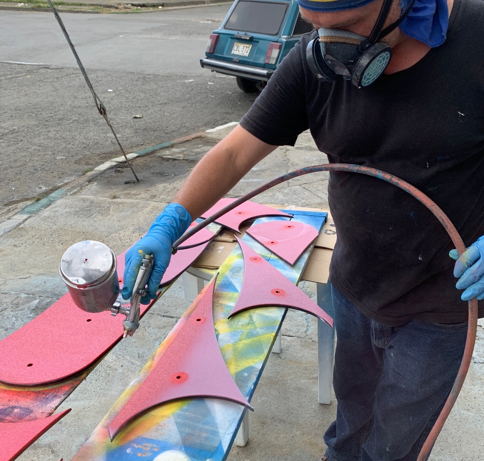 Aplicación de pintura sobre piezas de juegos acuáticos