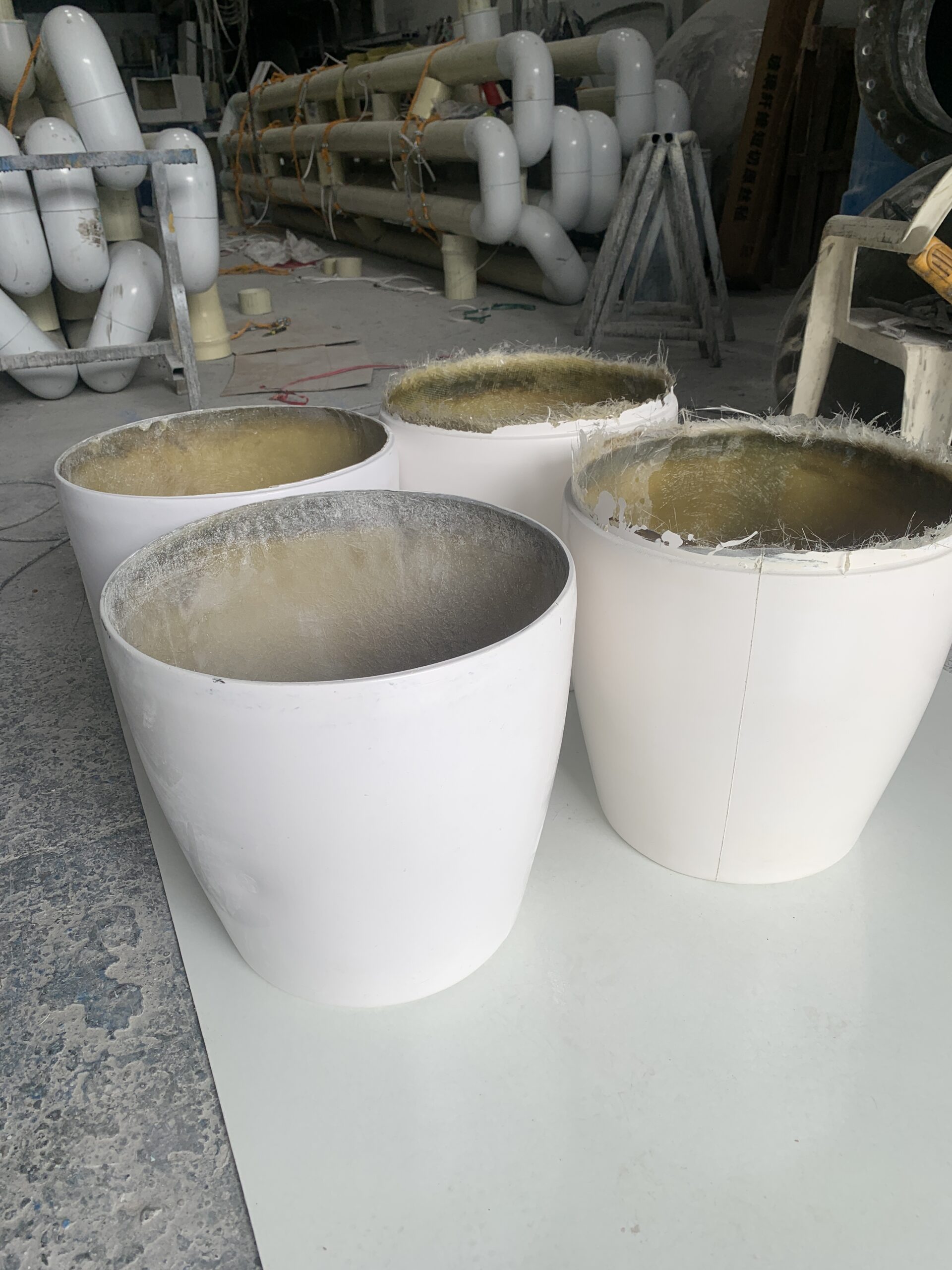 Piezas en fibra de vidrio terminadas antes del acabado