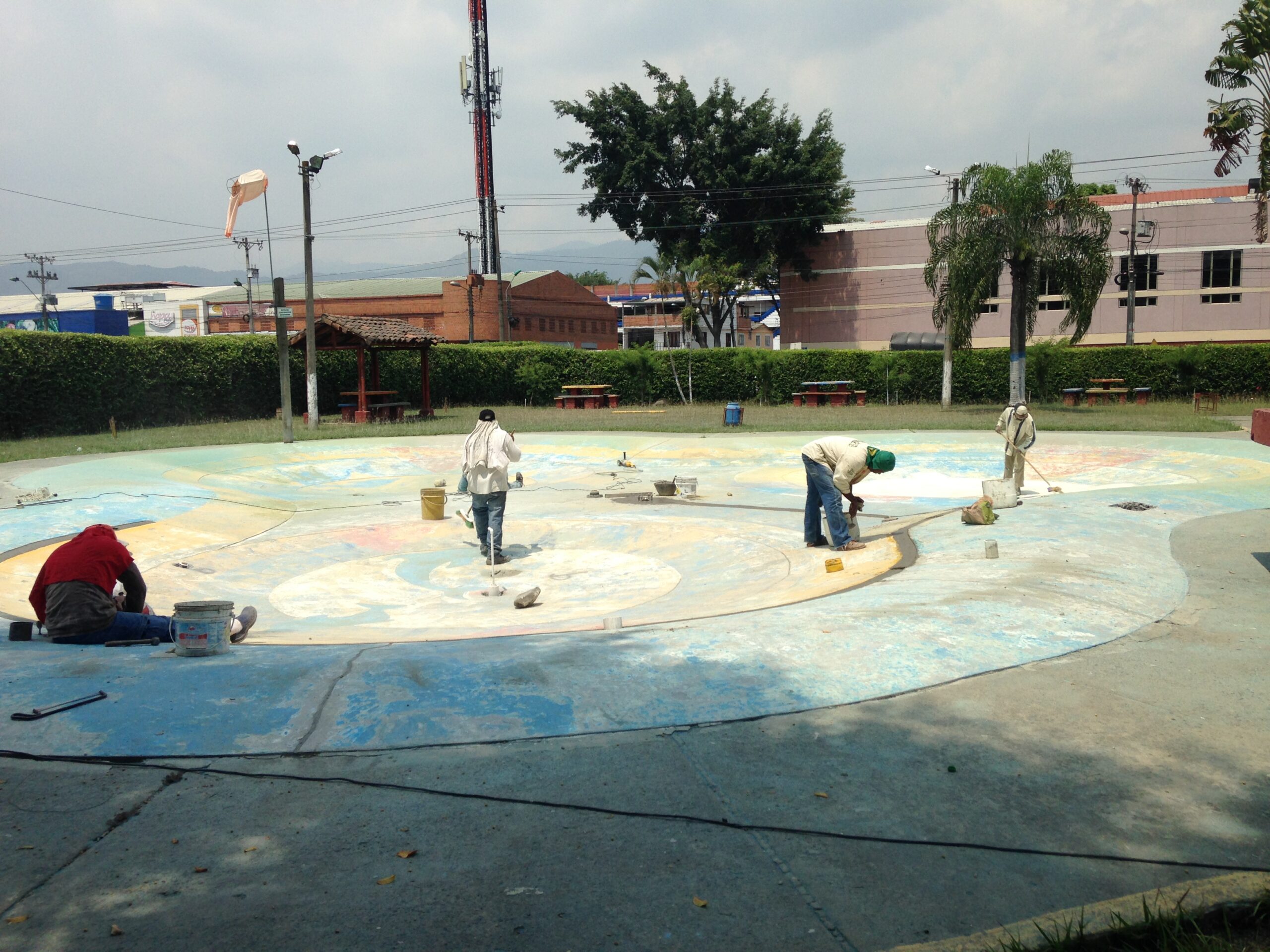 Cuadrilla interviniendo la zona de juegos