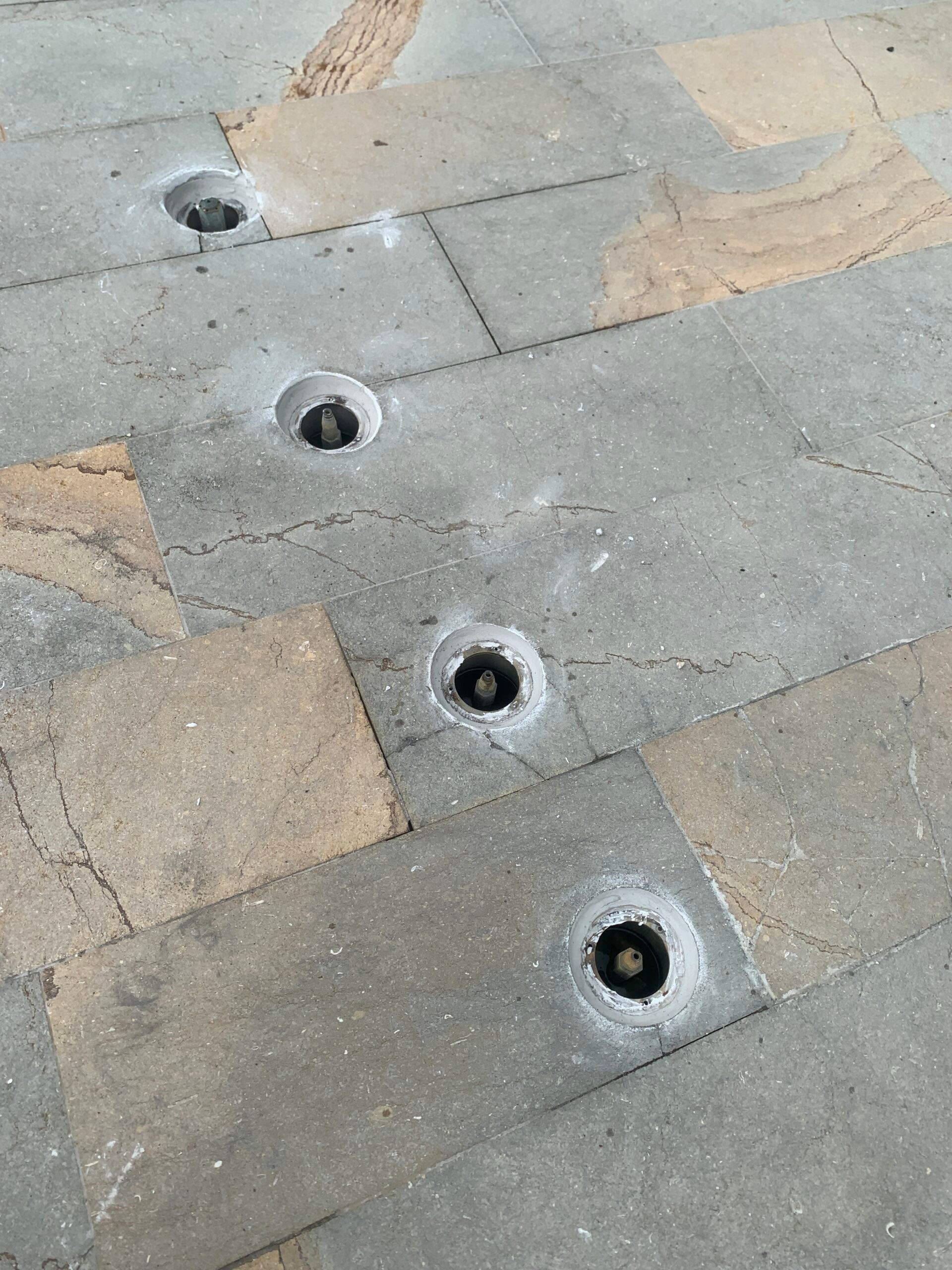 Boquilla de piso retirada de su alojamiento