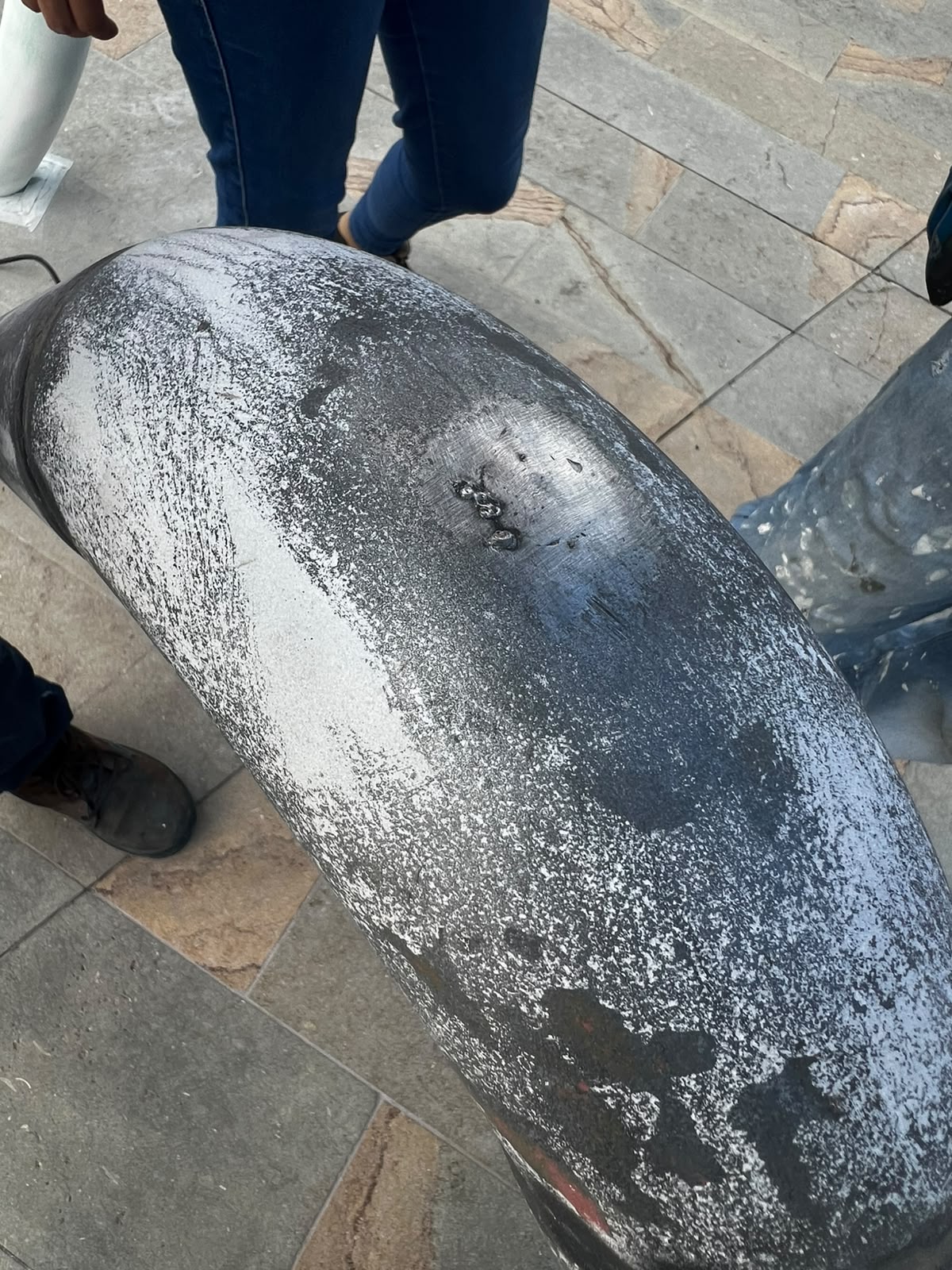 Detalle del deterioro en una pieza del parque antes de intervenir