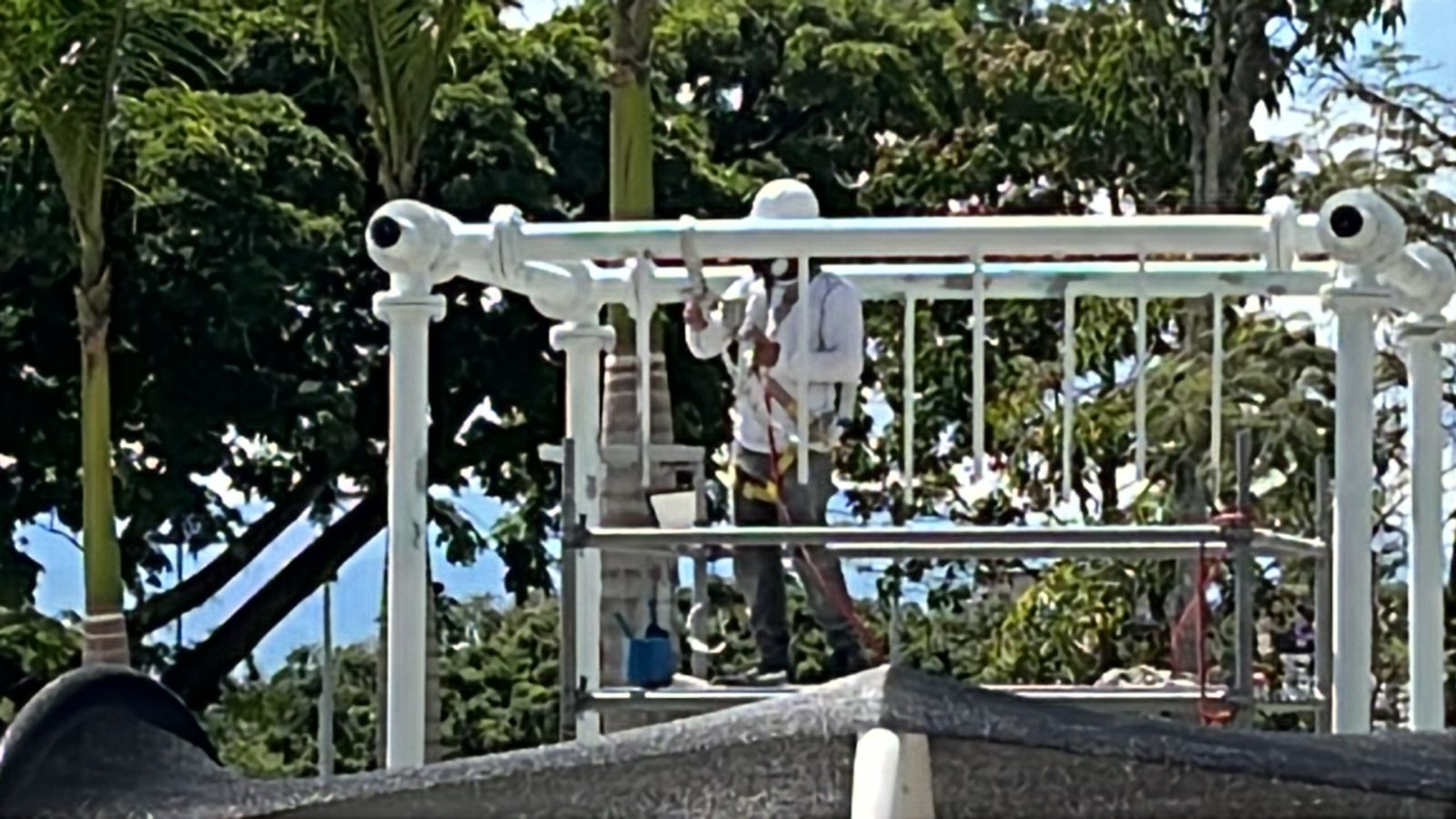 Estructura montada y anclada en sitio