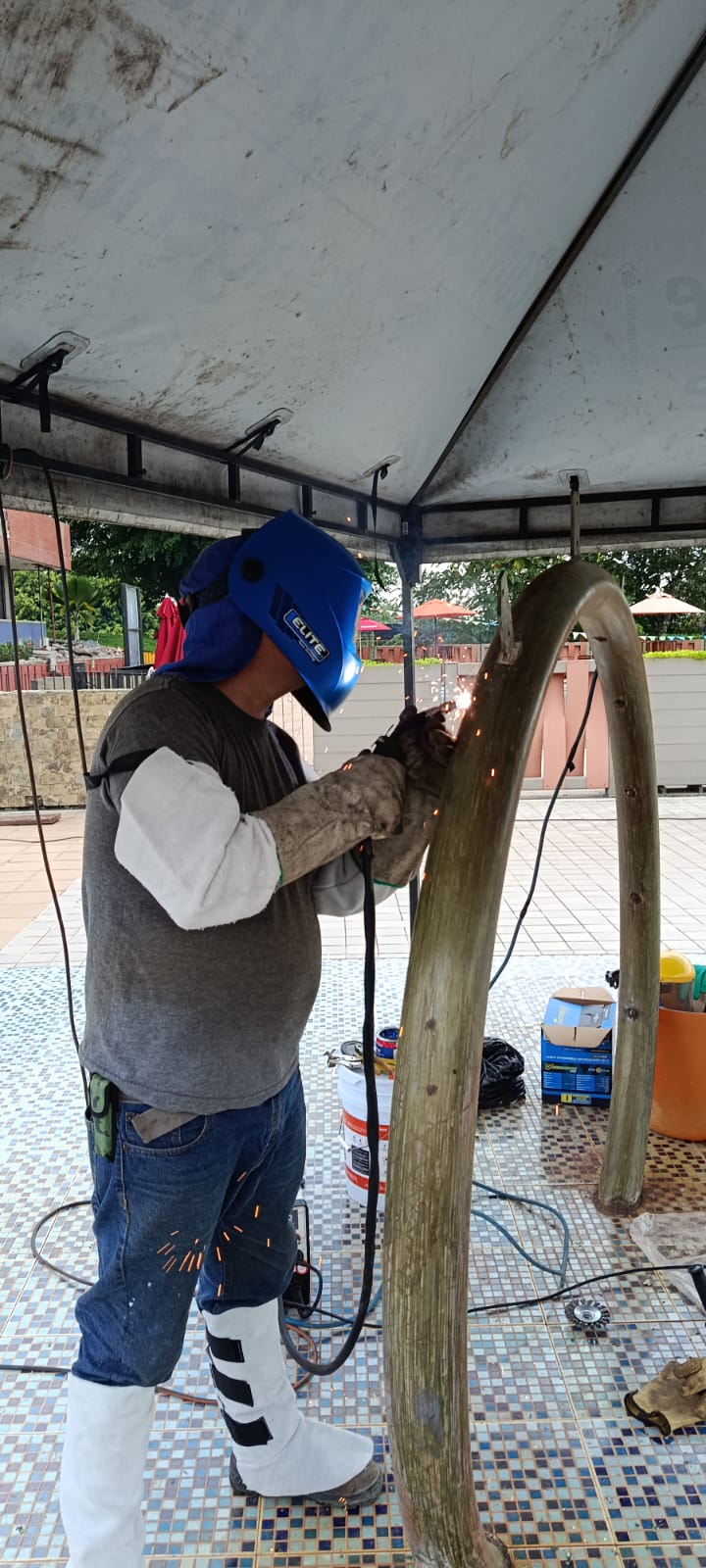 Pulido del cordón de soldadura en un arco